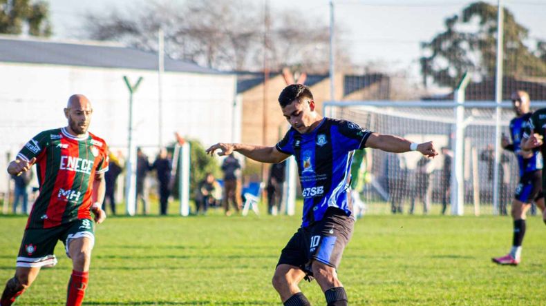 Rincón erró un penal sobre la hora y perdió en el cierre de la primera fase