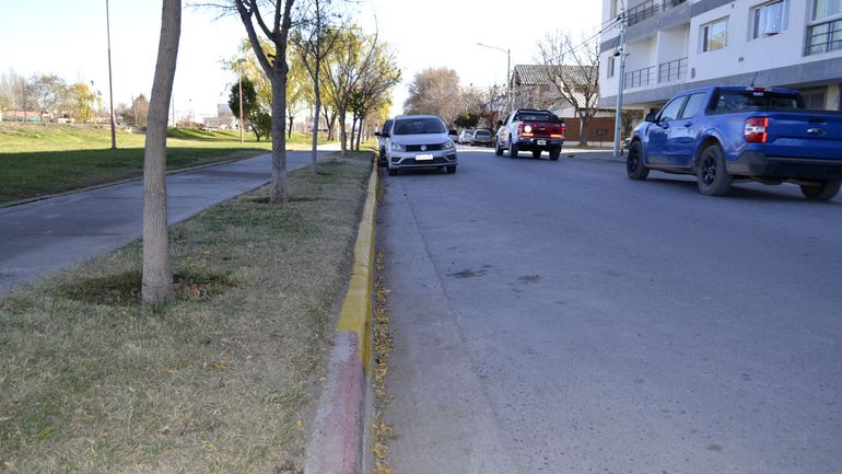 Desde esta semana se observan sectores repintados de color amarillo y otros que aun están con el color original. El municipio desmintió nuevos cambios.