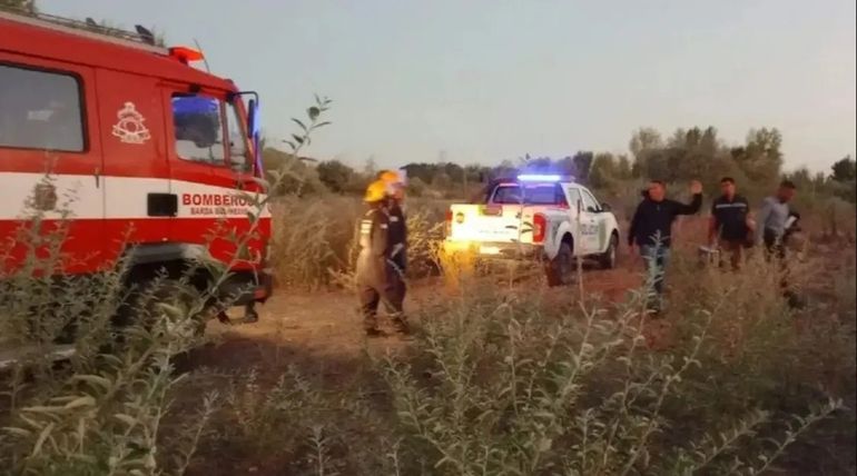 Personal de bomberos y policía concurrió al lugar para rescatar el cadáver colgado de un árbol.&nbsp;