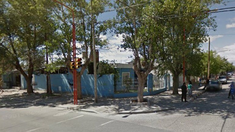 Esperaba a que su novia terminara de arreglarse y dos hombres le robaron la moto