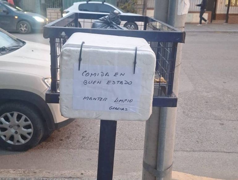 Otra imagen de la caja en la que el vecino solidario le guarda comida a los que más la necesitan.