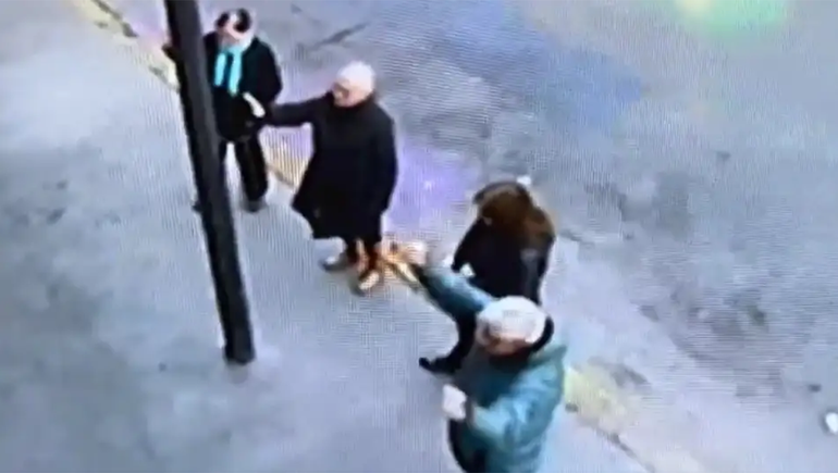 El exorcismo de un grupo de religiosos frente a un boliche gay