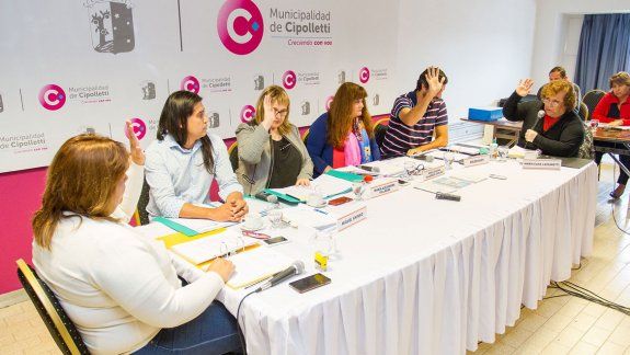 En la sesión se vivieron momentos de tensión. Los concejales que aprobaron el aumento no dieron explicaciones.