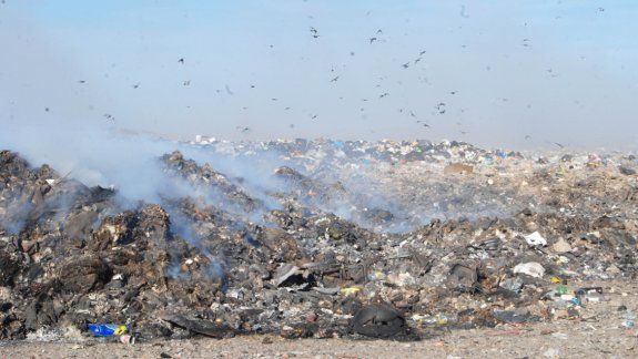 El basural a cielo abierto está colapsado y Tortoriello analizó diferentes alternativas. Desechó unirse a municipios rionegrinos para arrancar de cero.