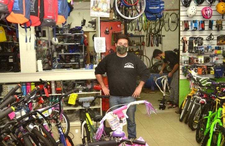 La iniciativa solidaria de un bicicletero para ayudar al hospital 