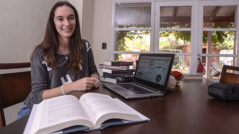 A los 8 años Julieta descubrió su pasión por los libros leyendo la saga de Harry Potter. Ahora comparte esta pasión con miles de personas.