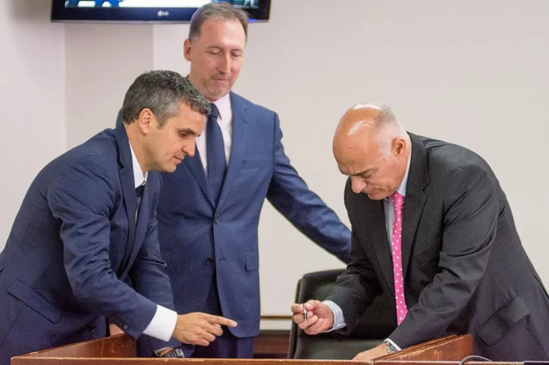 El documento indica que el juicio político no persigue un castigo personal, sino la protección del interés público frente al abuso de poder. Además que la justicia no puede transformarse en un privilegio que ampare conductas incompatibles. El documento indica que el juicio político no persigue un castigo personal, sino la protección del interés público frente al abuso de poder. Además que la justicia no puede transformarse en un privilegio que ampare conductas incompatibles.