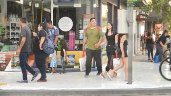 La comunidad de Cipolletti aprovecha hasta el 24 de diciembre para realizar las compras navideñas.&nbsp;