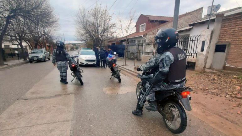 La Policía de Cinco Saltos detuvo las cinco oportunidades al frustrado ladrón. 