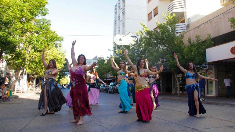 La calle Roca ayer se convirtió en una gran pista de baile al aire libre.