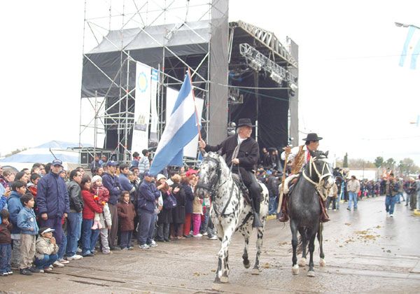 Una multitud en festejos de Allen
