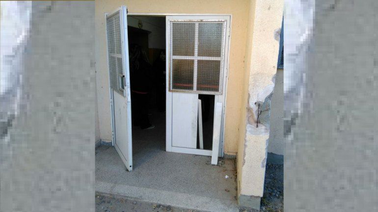Una puerta terminó con importantes daños tras el ataque.