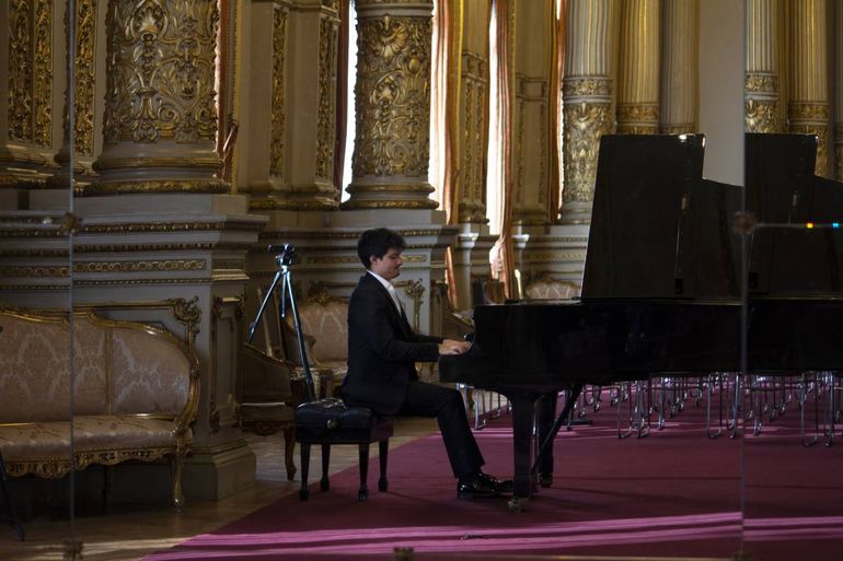 Forma parte del staff del Teatro Colón y es una de las figuras.