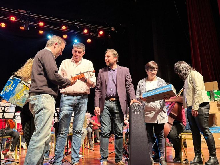 Cipolletti: entregaron instrumentos sinfónicos a la orquesta Almirones
