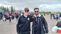 Lothar junto al Russo Homann, su papá, este sábado antes de partir en colectivo a Córdoba. Lothar junto al Russo Homann, su papá, este sábado antes de partir en colectivo a Córdoba.