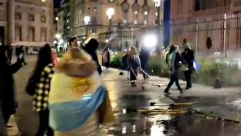 Incidentes en Casa Rosada: manifestantes arrojaron antorchas y piedras