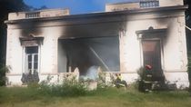 El antiguo palacio se incendió el lunes por la mañana. Después los bomberos encontraron un explosivo. Su dueño dijo que no implicaba peligro.&nbsp;