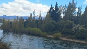 El cuerpo estaba cerca del nacimiento del río Limay, a orillas del Nahuel Huapi. Foto gentileza El Cordillerano.