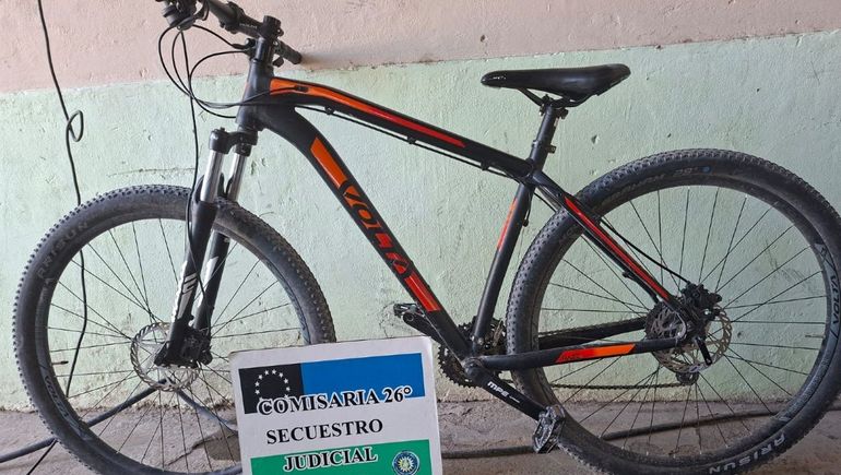 Llegó a su casa y lo sorprendieron ladrones: lo maniataron y le robaron un auto y una moto