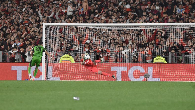 Franco Armani atajó el último penal y clasificó a River.