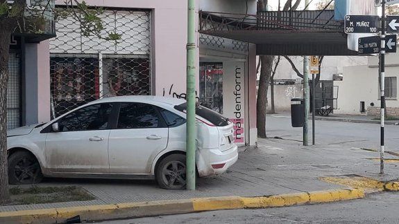 Se quedó dormido al volante y chocó contra un comercio