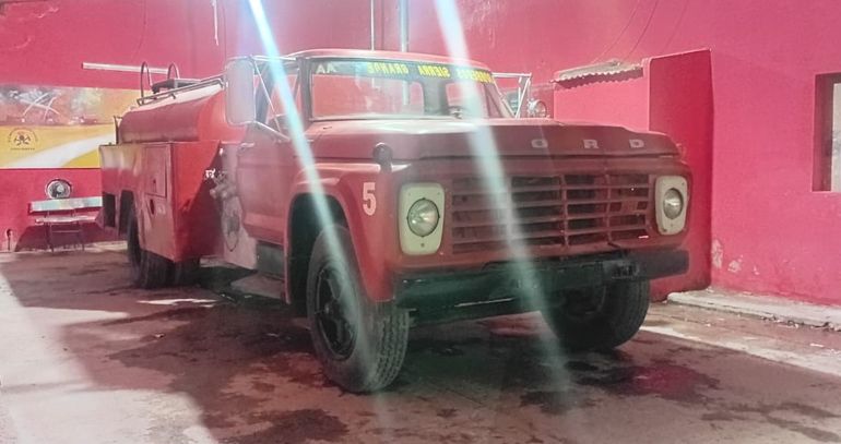La antigua autobomba Ford 7000 del cuartel de Bomberos de Sierra Grande