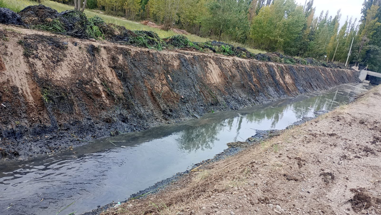 La limpieza y mantenimiento de los canales de riego, desagües y pluviales son fundamentales para que el agua escurra con facilidad ante una tormenta. 