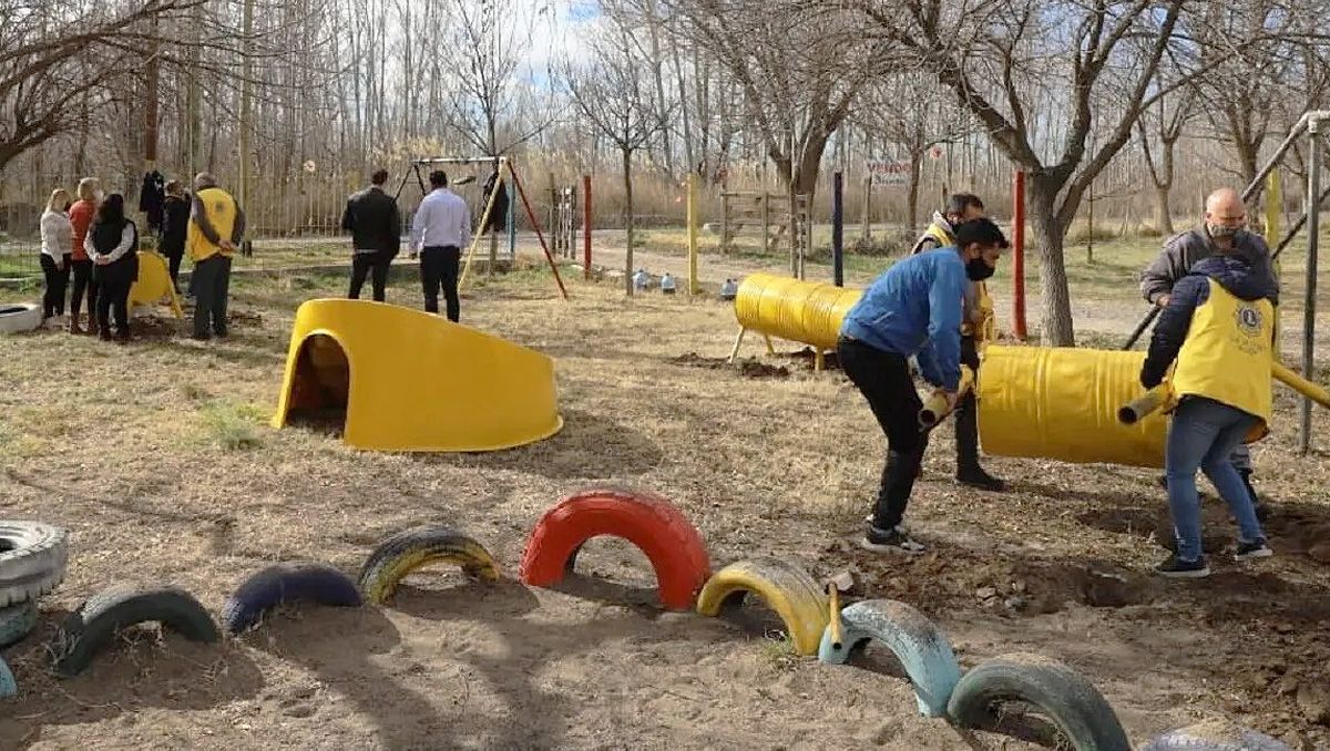 Los presos que fabrican juegos infantiles para las plazas