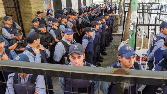 Vallas y un centenar de policías impidieron señalizar la comisaría
