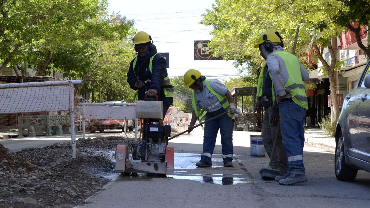 Trabajadores municipales ya se encuentran trabajando para hormigonar la calle Roca de Cipolletti.