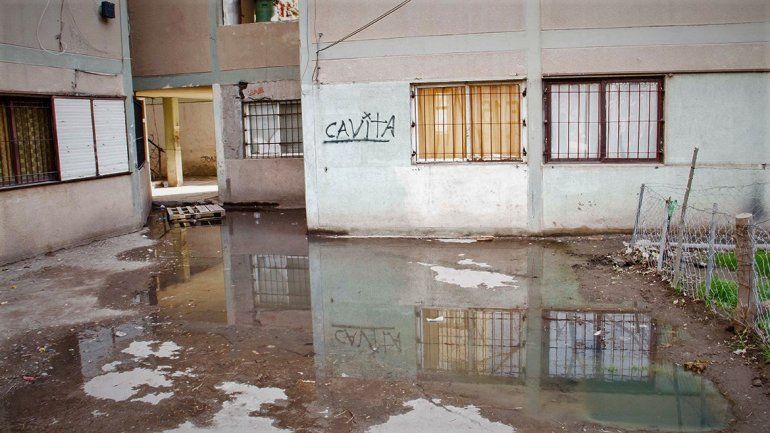 Barrio abandonado: los vecinos de las 200 viviendas viven rodeados de desechos cloacales