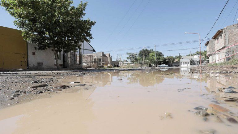 Un derrame de agua provoca bronca entre los vecinos del Luis Piedrabuena