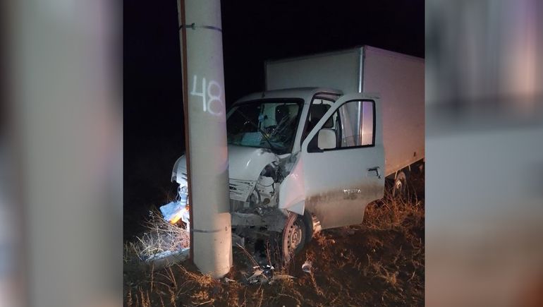 Un camión chocó contra una columna: parte de Oro quedó sin luz