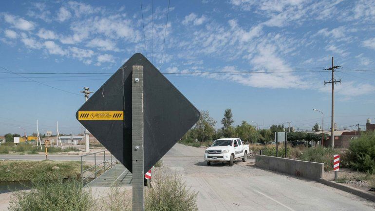 Los carteles de la Illia fueron realizados por la empresa del funcionario.