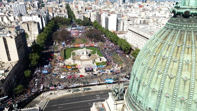 Se intensifica la concentración en la plaza de los Dos Congresos