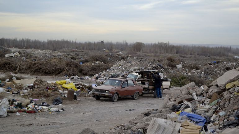 Al menos unas 20 personas revolviendo en la basura, se registraron el día de la recorrida por el predio.