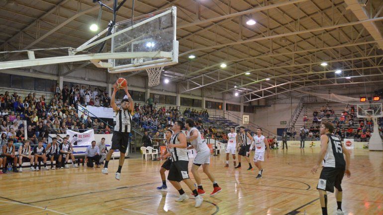 Tomasevich toma un rebote. Desde el banco aportó triples importantes.