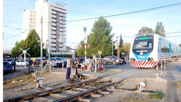 El tren actualmente sólo para en las estaciones de Cipolletti y Neuquén.