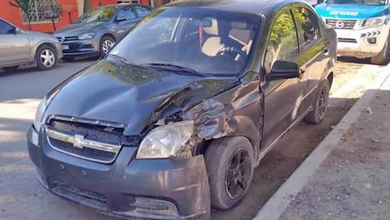 Chocó a un joven motociclista, lo abandonó y escapó corriendo