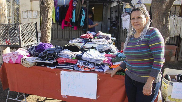 La vecina de corazón gigante: instaló un puesto en la vereda de su casa para regalar ropa de invierno