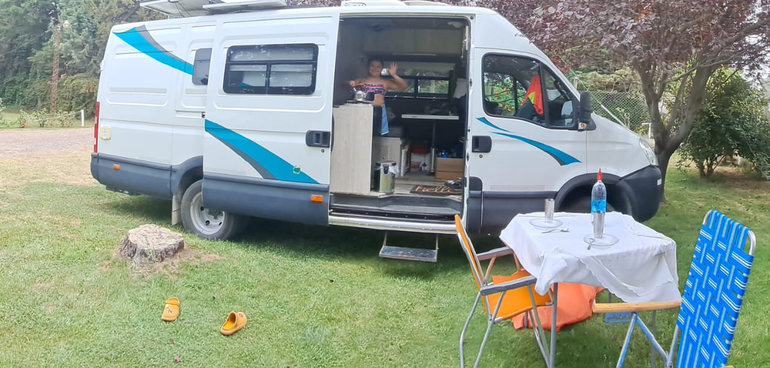 Claudia saca la foto, Ema saluda desde el interior del Motorhome.