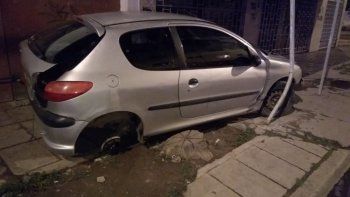 chocaron contra un auto, se subieron a la vereda y escaparon chocaron contra un auto, se subieron a la vereda y escaparon