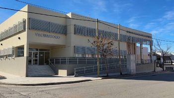 El niño cayó al canal y fue asistido en primer lugar en el hospital de Cinco Saltos, donde llegó sin signos vitales. Fue derivado a Neuquén. El niño cayó al canal y fue asistido en primer lugar en el hospital de Cinco Saltos, donde llegó sin signos vitales. Fue derivado a Neuquén.