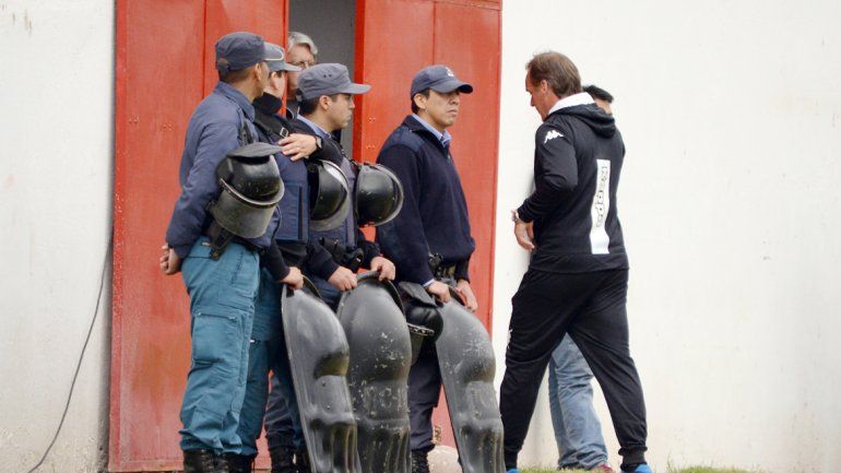 El Ruso Homann fue expulsado a los 23 del PT y lo tuvo que dirigir desde el alambrado.