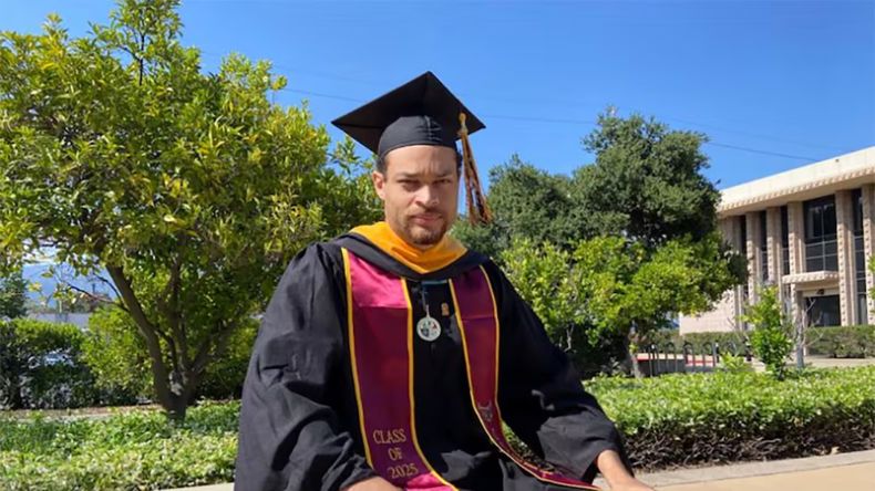 EL hombre permanece demorado.