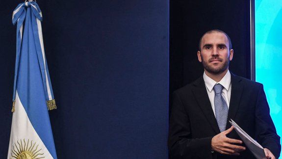 Anunciaron un impuesto del 30% a la compra de dólares