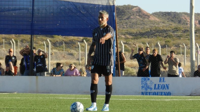 El flamante refuerzo de Cipo, Yair Marín, en su primer partido con la camiseta albinegra. Fotos: gentileza Cipo Pasión (Leo Sánchez) 