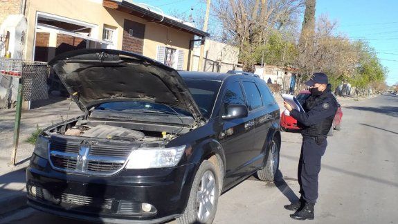 Le secuestran la camioneta tras chocar a un patrullero