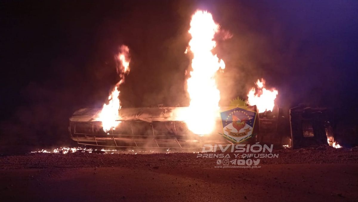 Volcó un camión lleno de petróleo y explotó: el conductor está internado