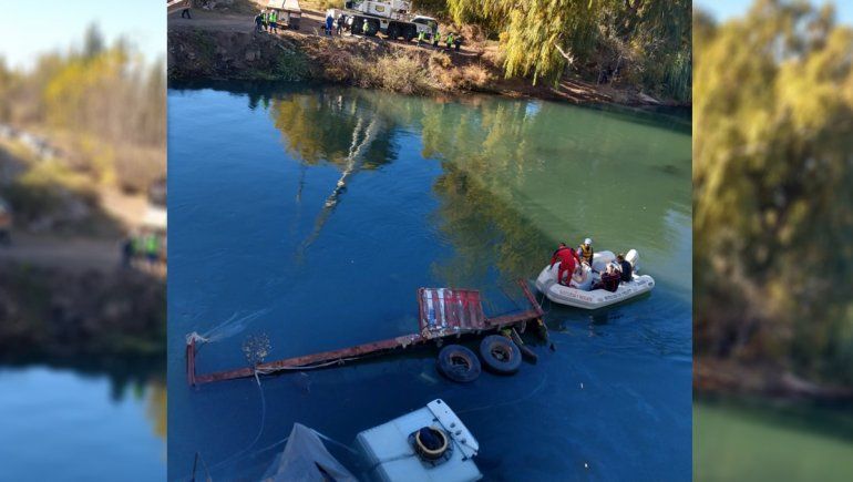Así empezó el operativo para sacar el camión que cayó al río